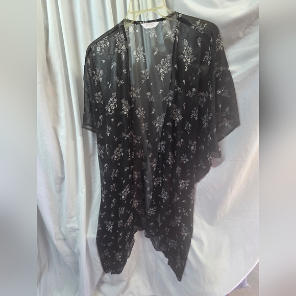 LC Lauren Conrad Tops - LC Lauren Conrad Black and White Floral Kimono